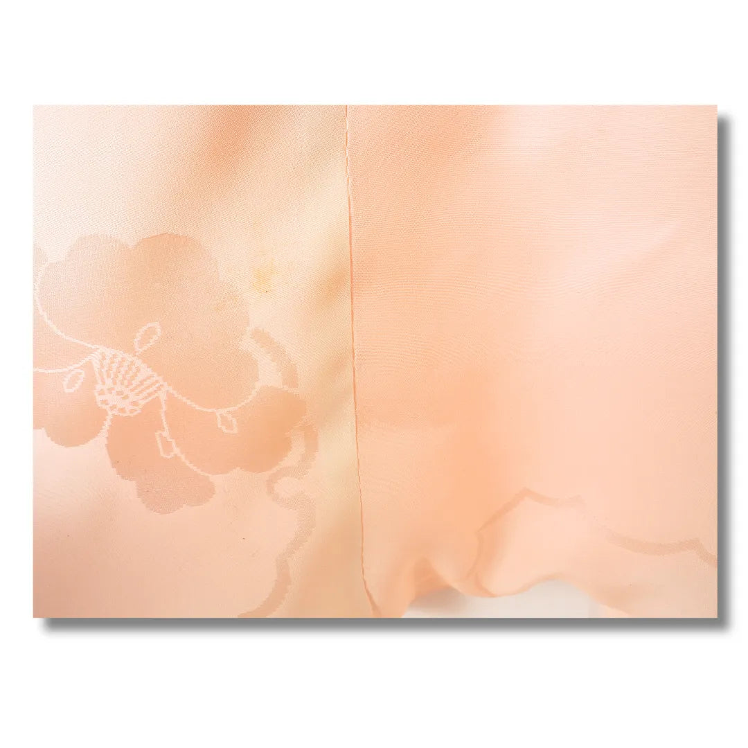 Detailaufnahme des unteren Stoffbereichs mit Muster und Fleck