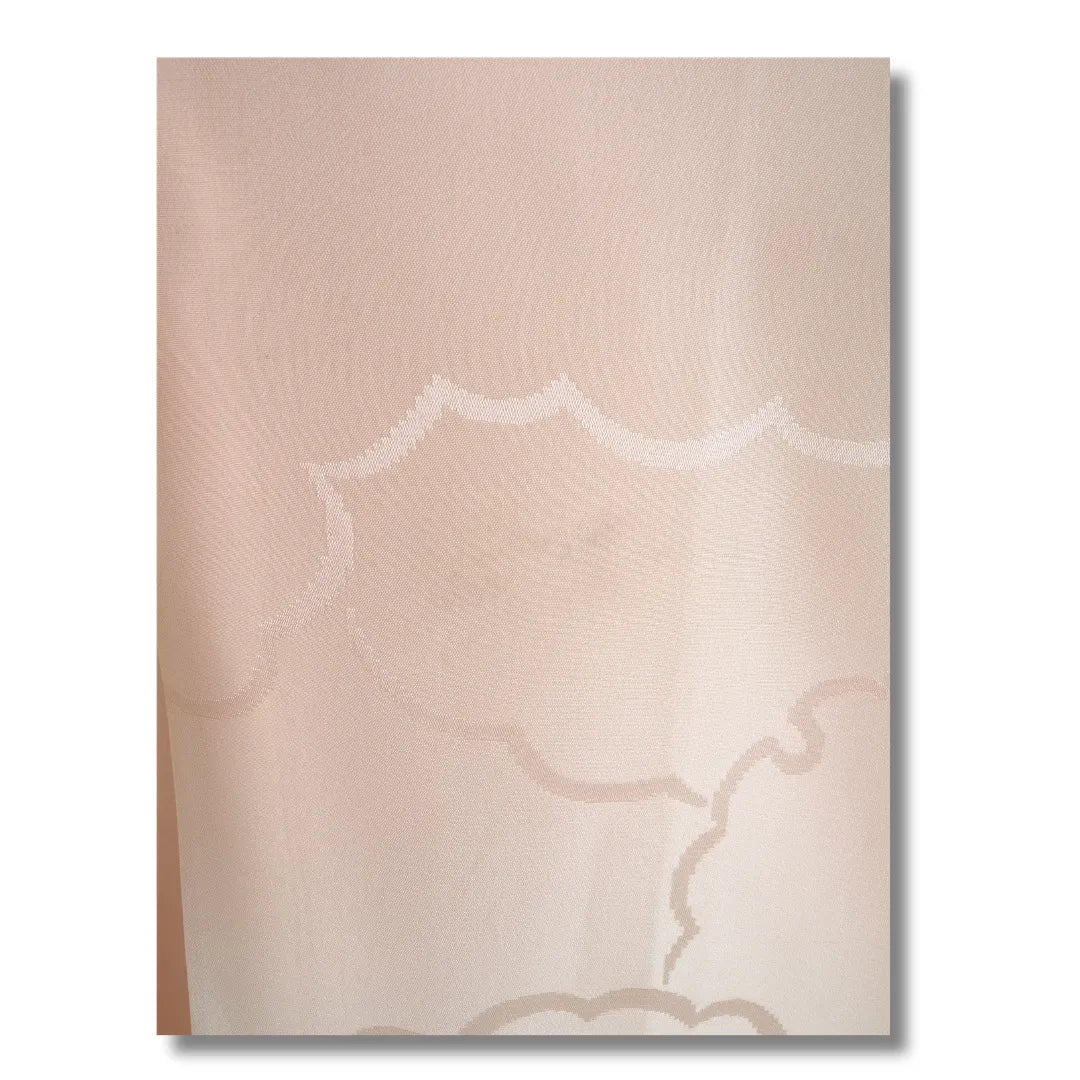 Detailaufnahme des floralen Musters auf rosa Stoff
