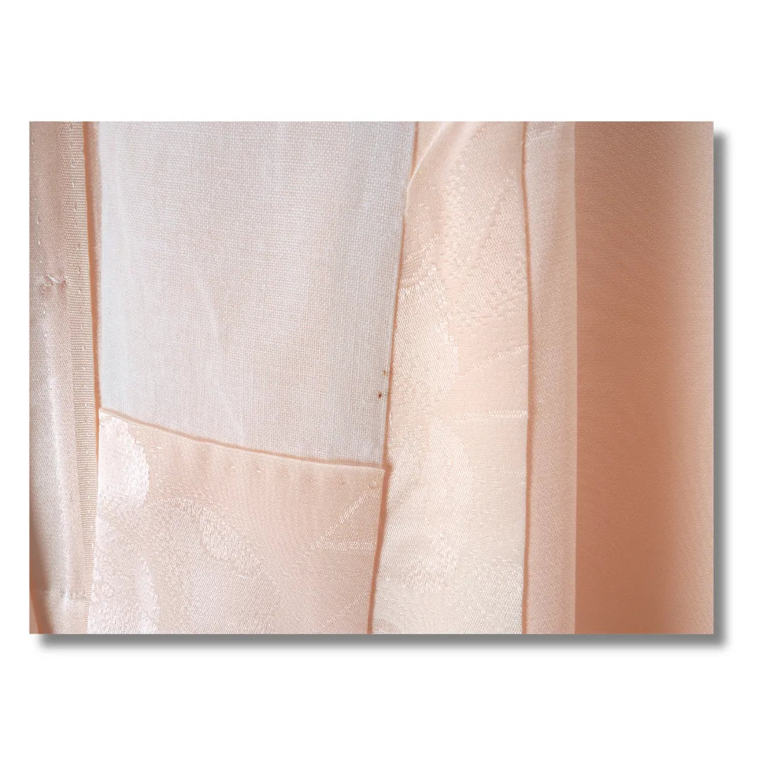 Detailaufnahme des Kragens mit kleinem Fleck und Loch