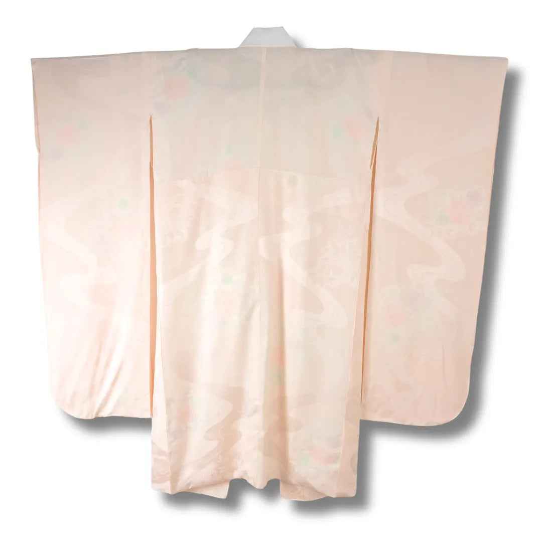 Rückansicht des Juban mit Muster in Rosa und Creme