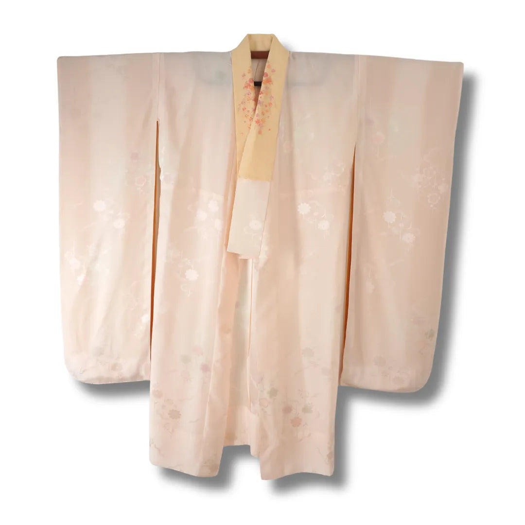 Vintage Furisode Juban in Rosa mit floralen Mustern und Stickerei Vorderansicht
