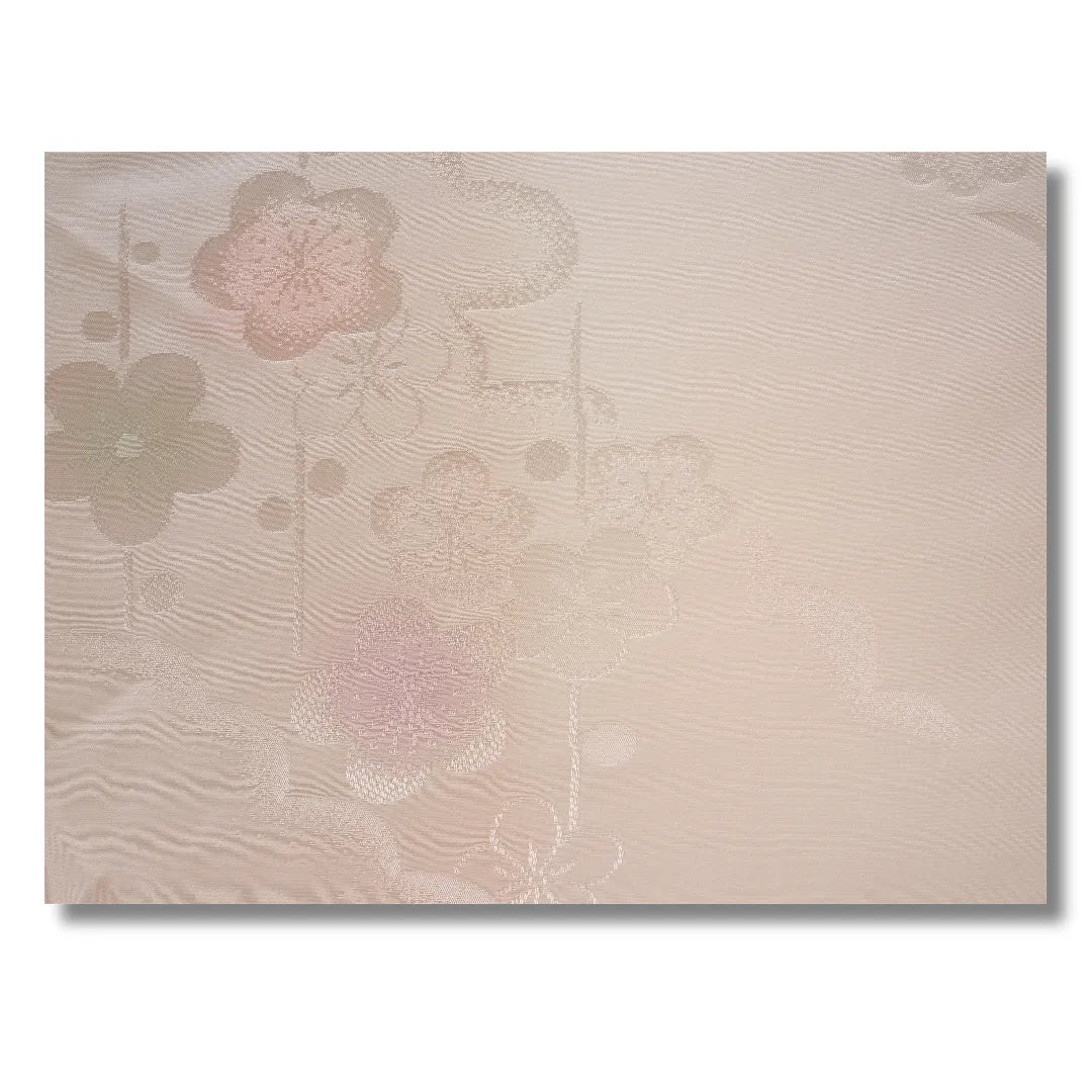 Stoffdetail mit floralen Mustern und schimmernder Struktur