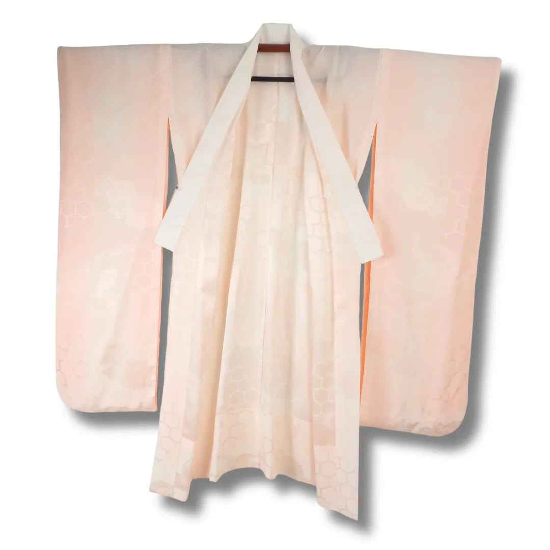 Vorderseite des traditionellen rosa Furisode Juban, geöffnet