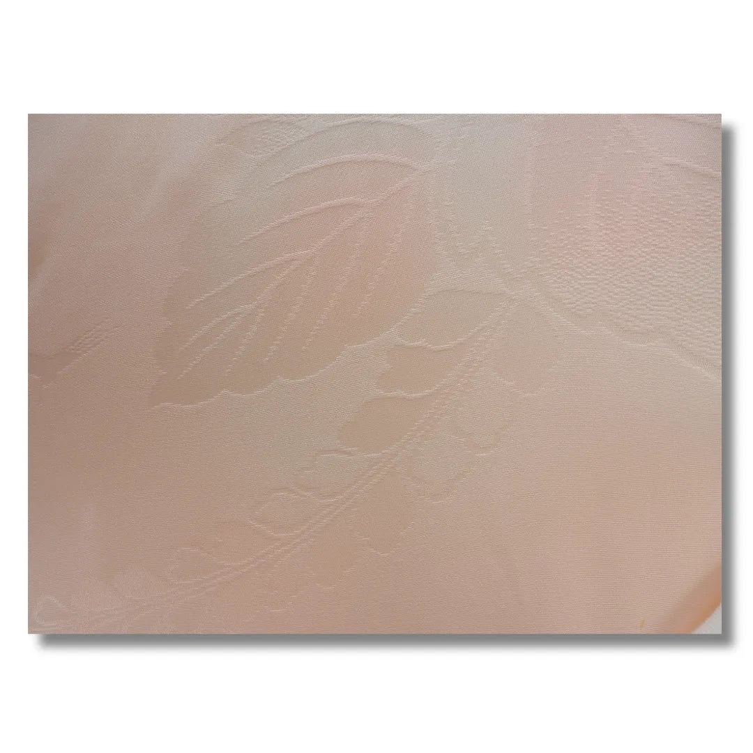 Weitere Nahaufnahme des floralen Musters im rosa Stoff