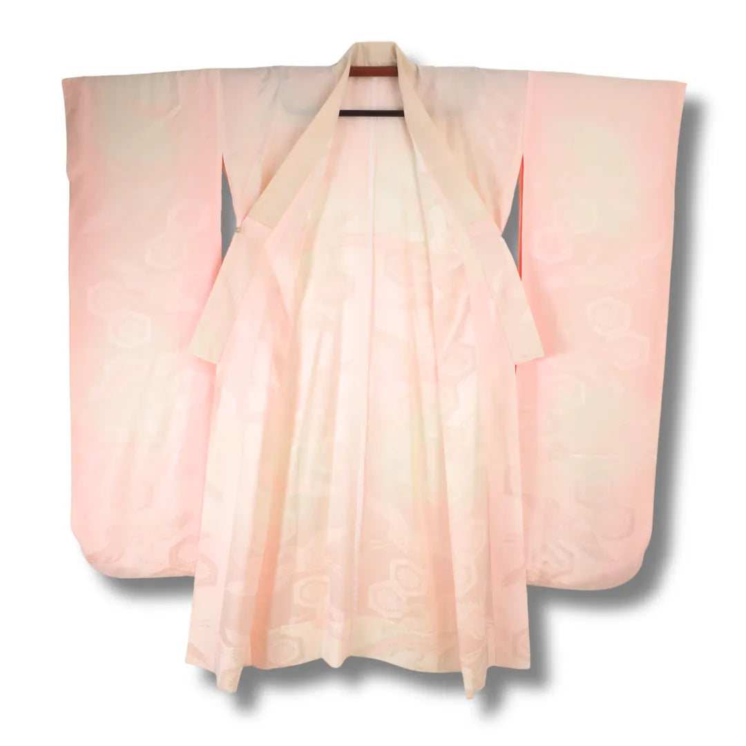 Vorderseite des rosa Furisode Juban mit traditionellen Mustern, geöffnet