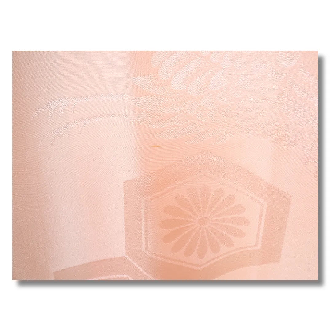 Stoffdetail mit traditionellen japanischen Mustern in Rosa