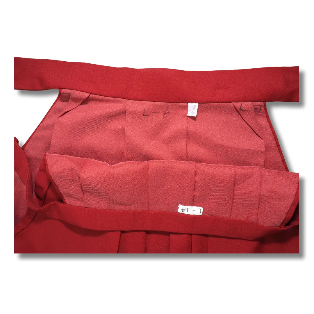 Innenansicht des roten Hakama-Bunds mit Etikett