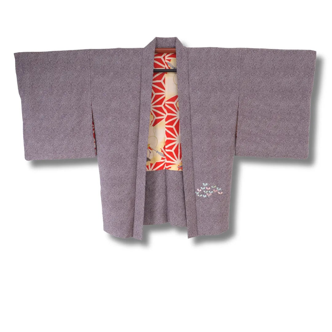 Vintage Damen Haori in Lila mit Shibori-Textur, geöffnet mit sichtbarem rot-goldenem Sternenfutter