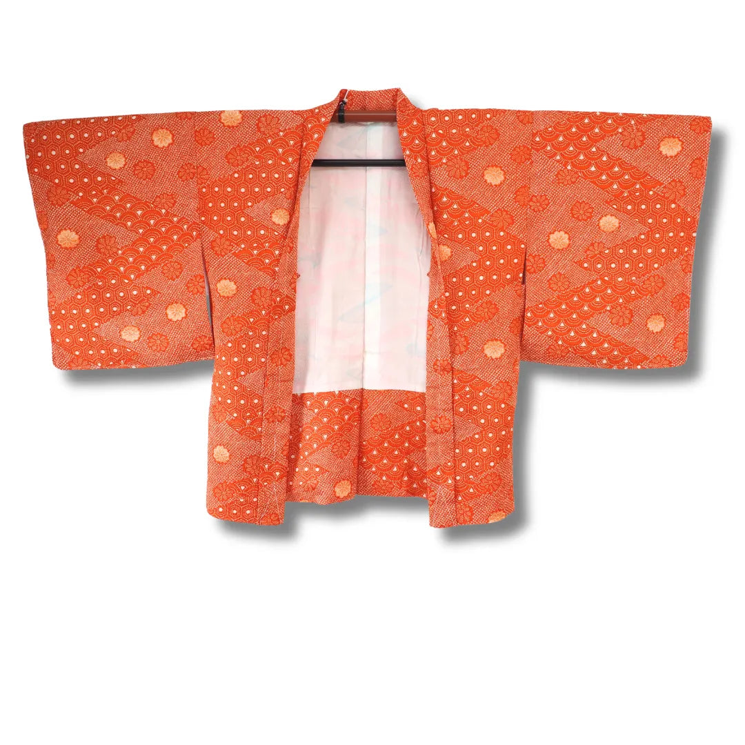 Vintage Damen Haori in Orangerot mit Shibori-Tupfenmuster, geöffnet mit cremefarbenem Futter sichtbar