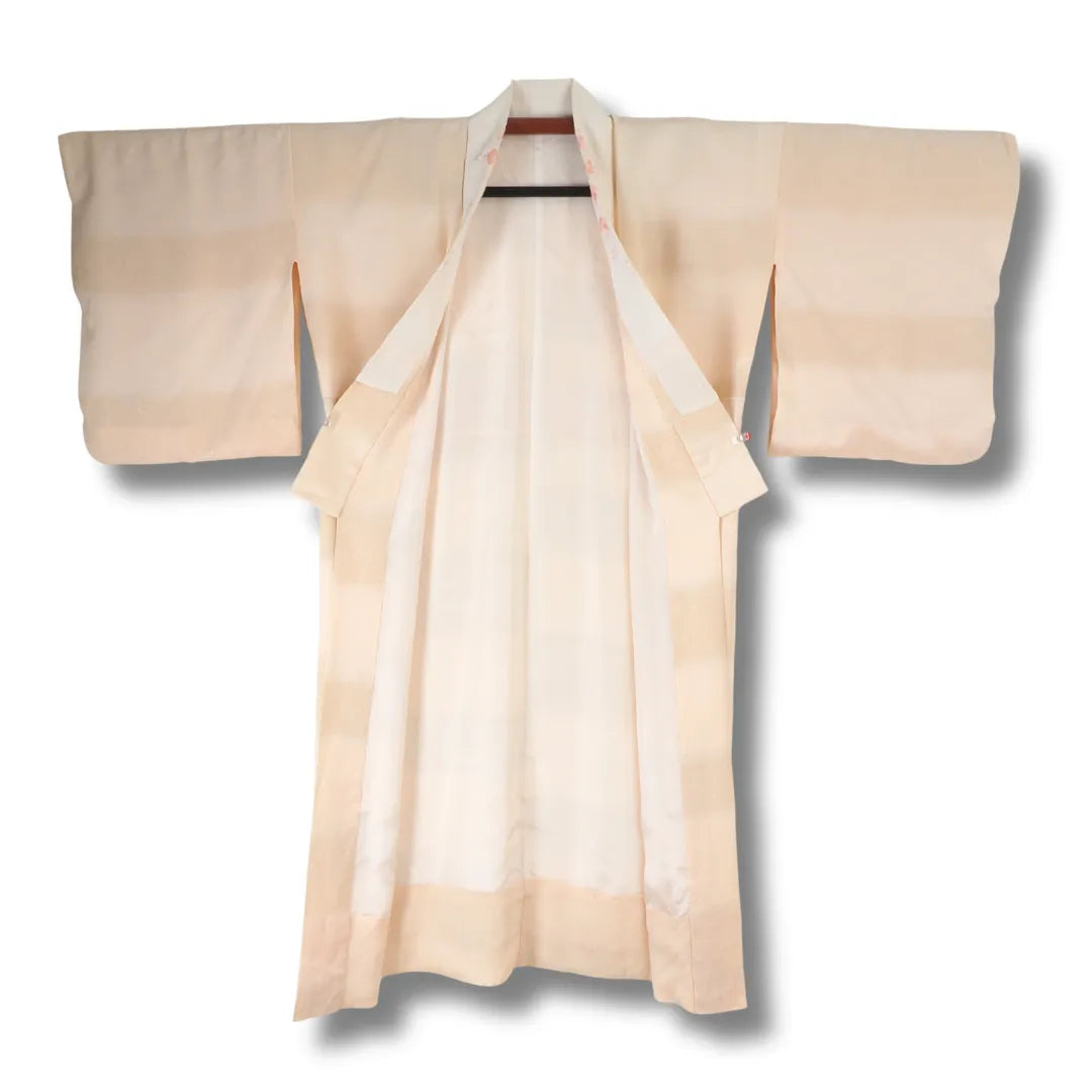 Vorderseite des eleganten japanischen Nagajuban für Damen, geöffnet