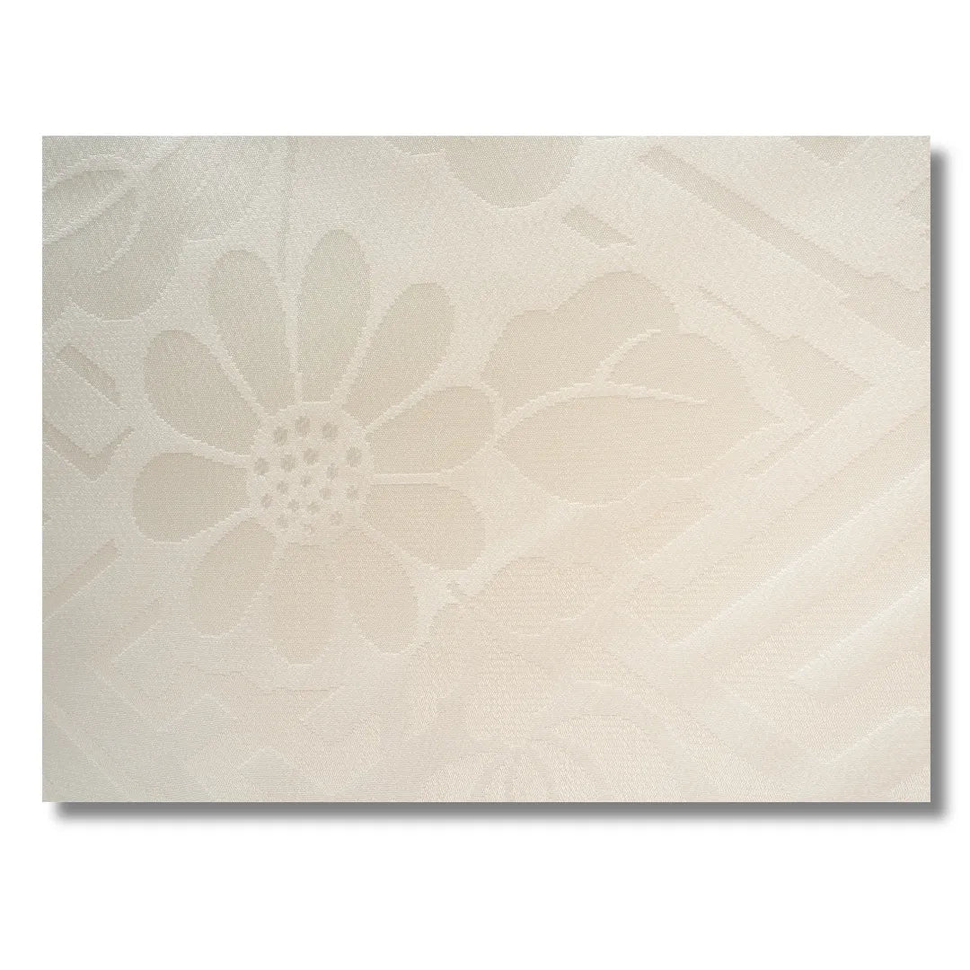 Stoffdetail Blumenmuster und Zackenstruktur des Juban