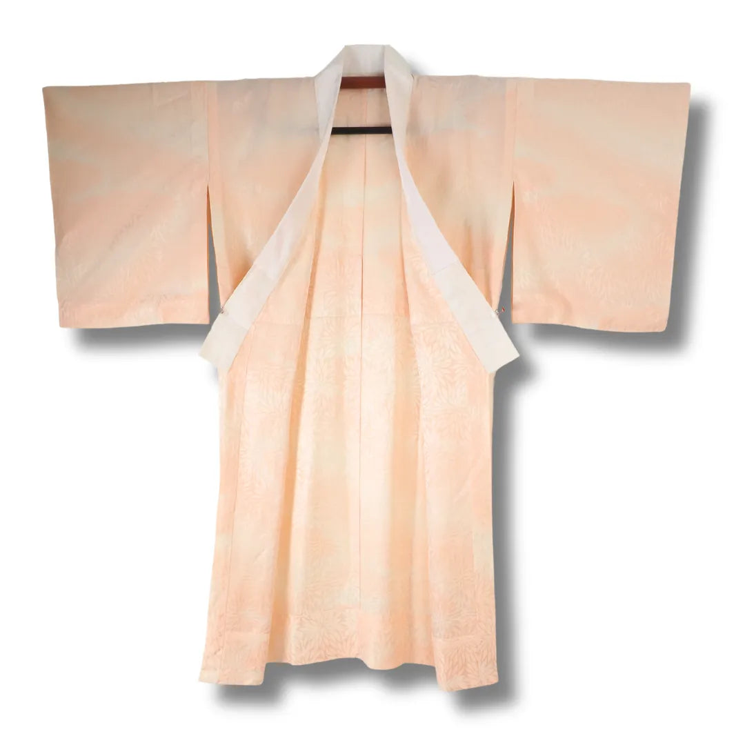 Vorderseite des japanischen Nagajuban mit Blattmotiv, geöffnet