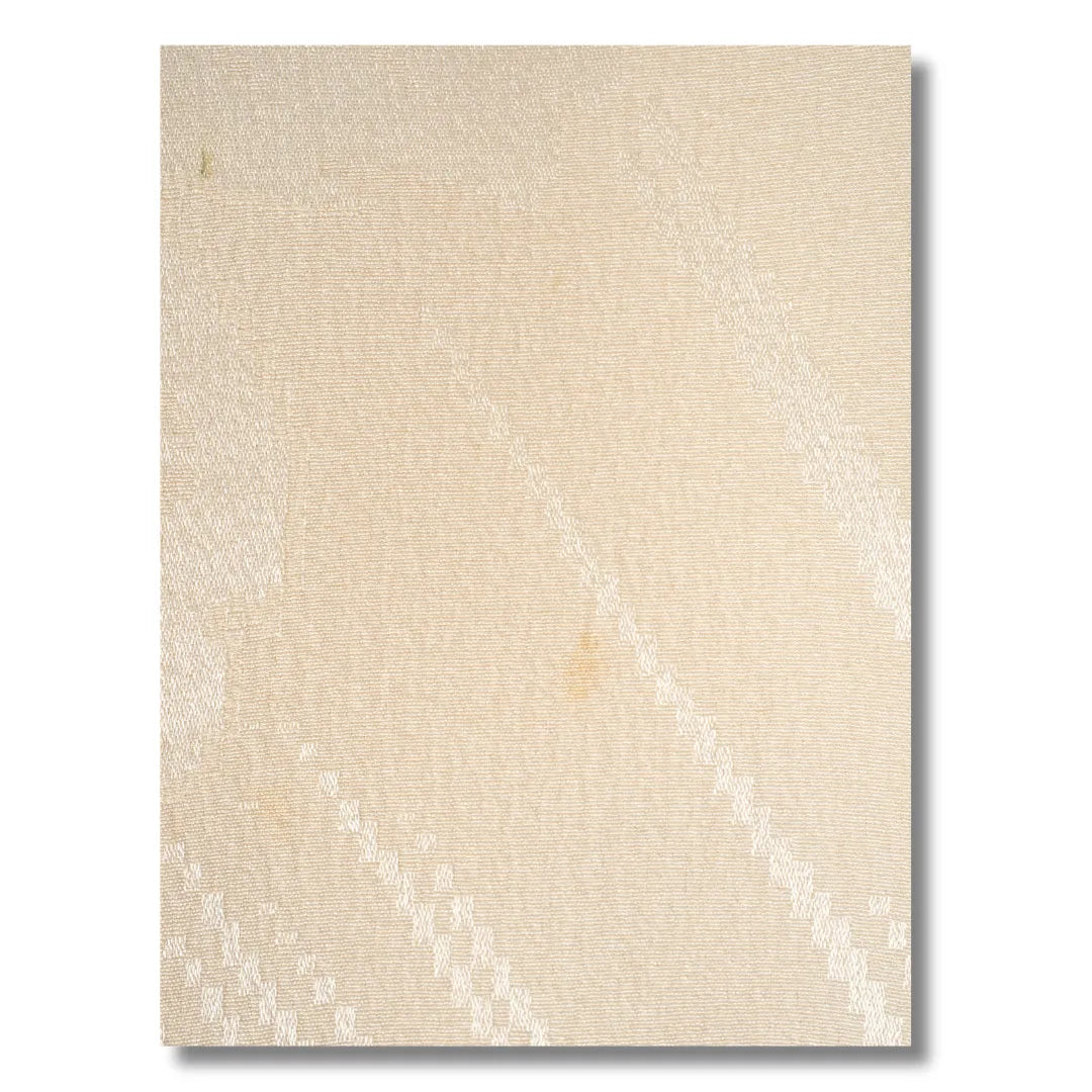 Stoffdetail Juban creme mit feiner Struktur und winzigem Fleck