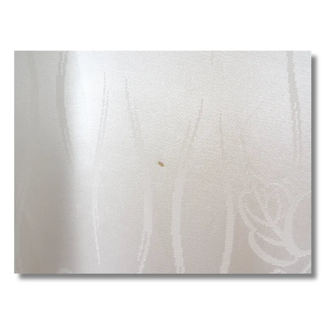 Detailaufnahme mit kleinem Fleck auf dem Stoff