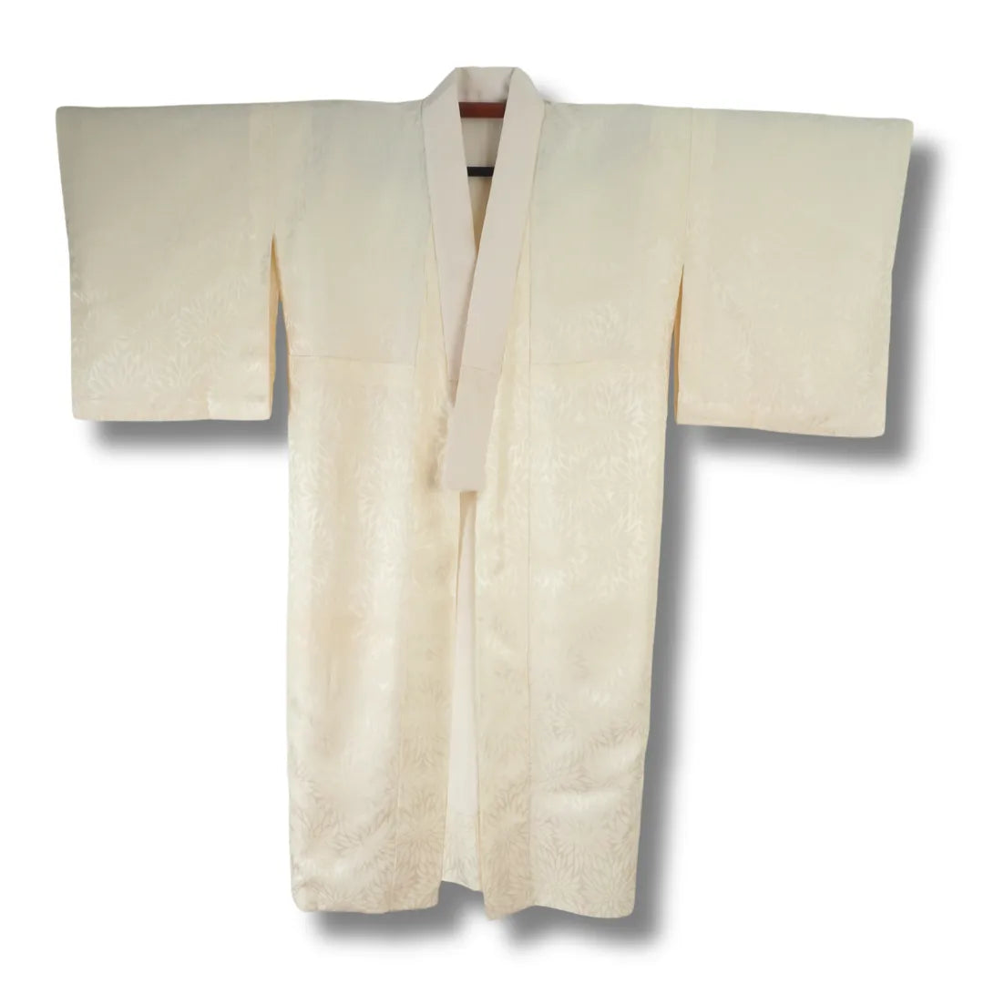 Vintage Juban in Creme mit eingewebtem Blumenmuster Vorderansicht