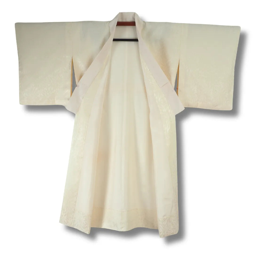 Vorderseite des traditionellen japanischen Juban mit Blumenmuster, geöffnet