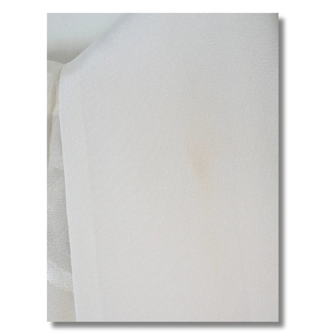 Detailaufnahme kleiner Fleck am Stoff des cremefarbenen Juban