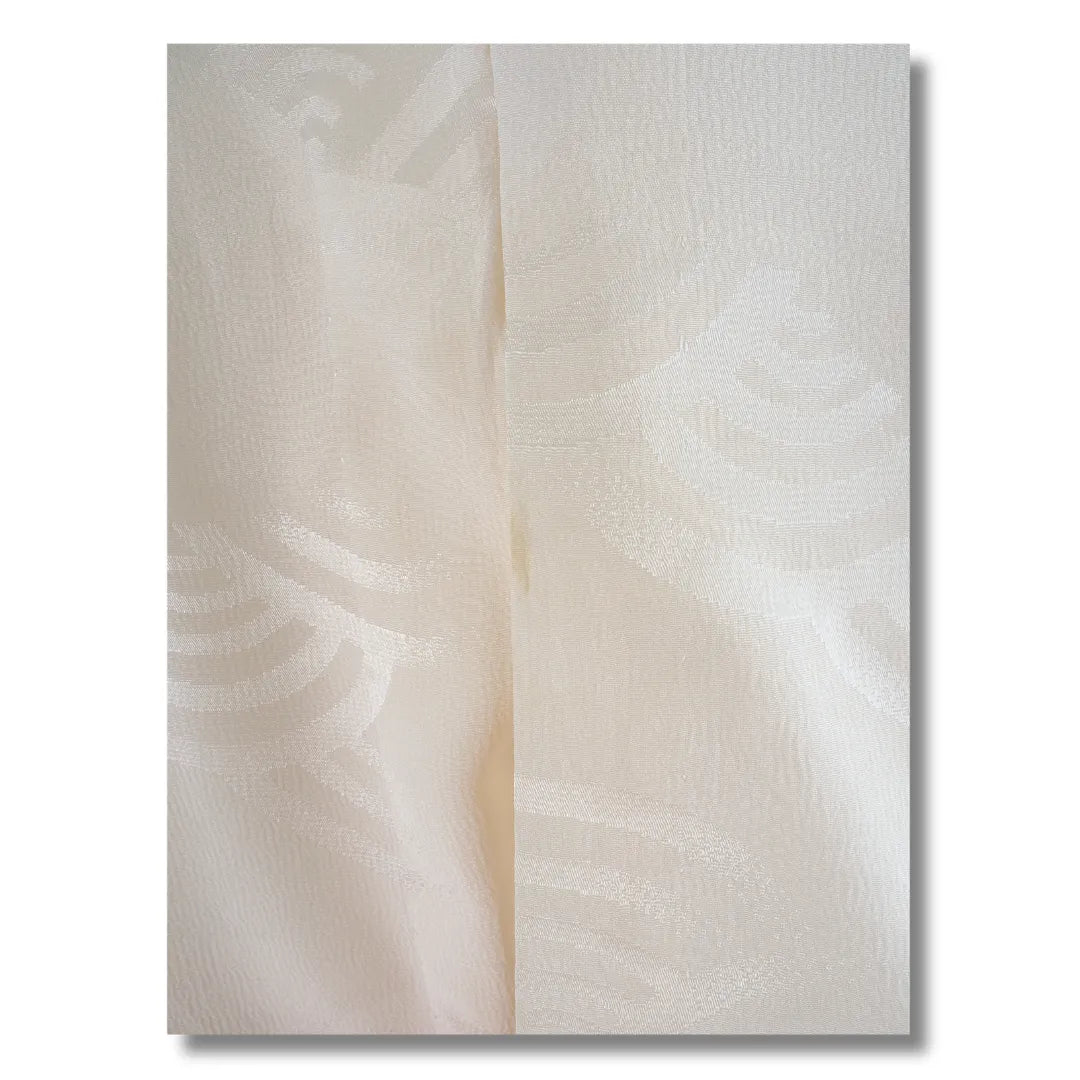 Detailaufnahme Naht und Stoffstruktur des Juban in Creme