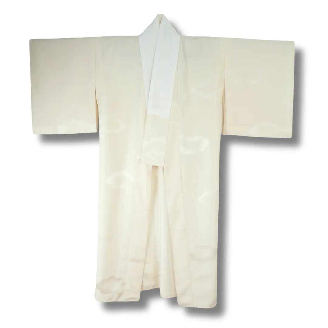 Vintage Juban in Creme mit traditionellem Wolkenmuster Vorderansicht