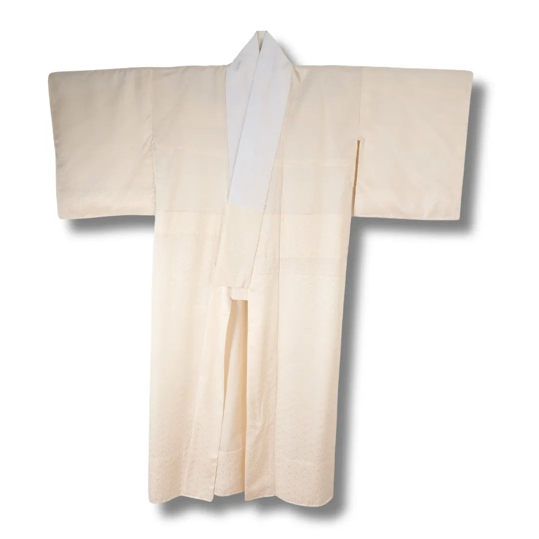 Vintage Nagajuban Damen creme Vorderansicht mit Sayagata-Muster