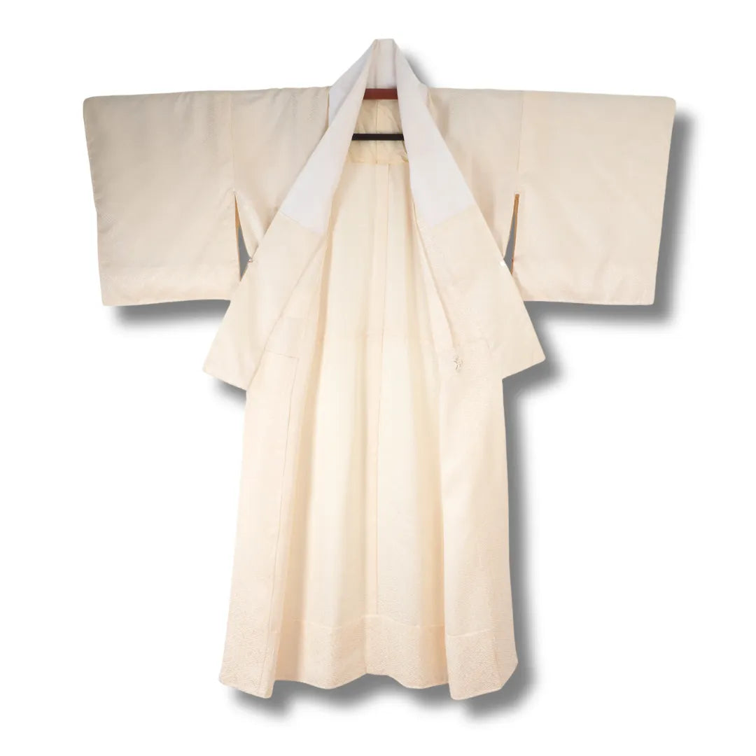 Vorderseite des japanischen Nagajuban mit traditionellem Muster, geöffnet