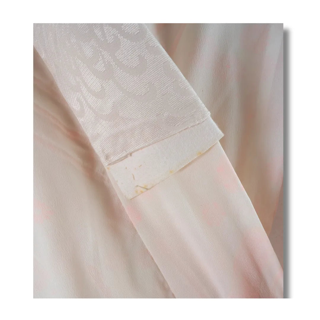Detailaufnahme des Kragens mit leichten Vintage-Spuren
