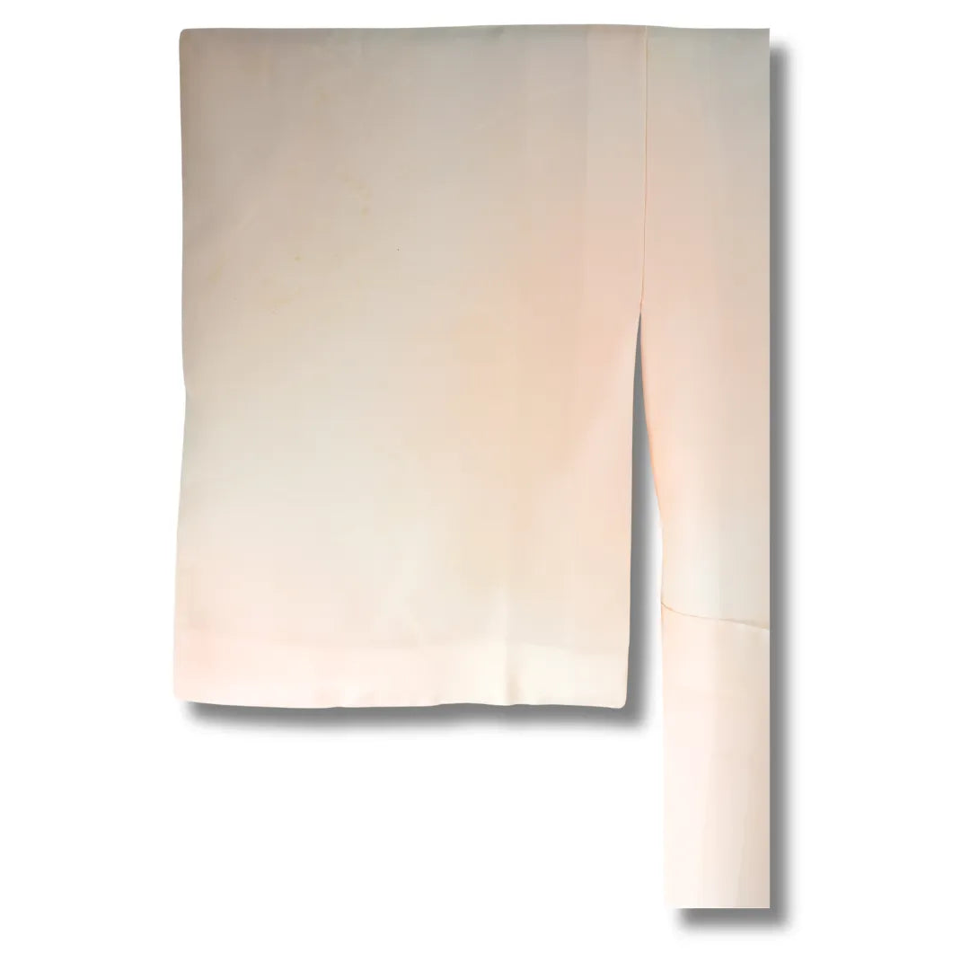 Seitenansicht des Juban in Creme und Rosa