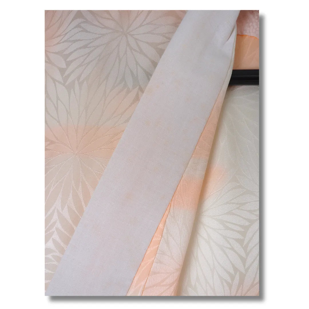 Detailaufnahme Kragen und Stoffmuster creme rosa