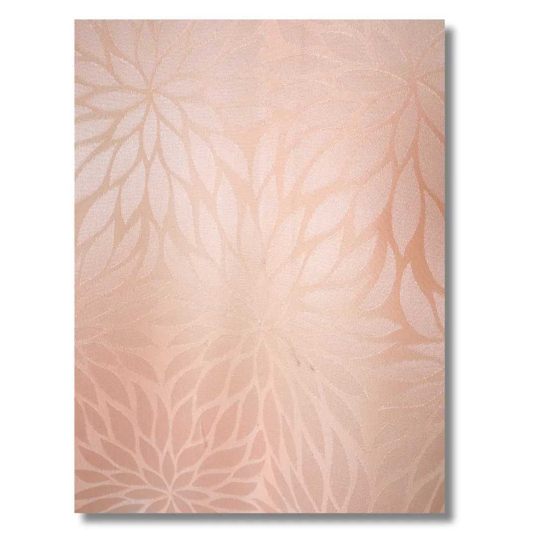 Nahaufnahme florales Blumenmuster in Creme und Rosa