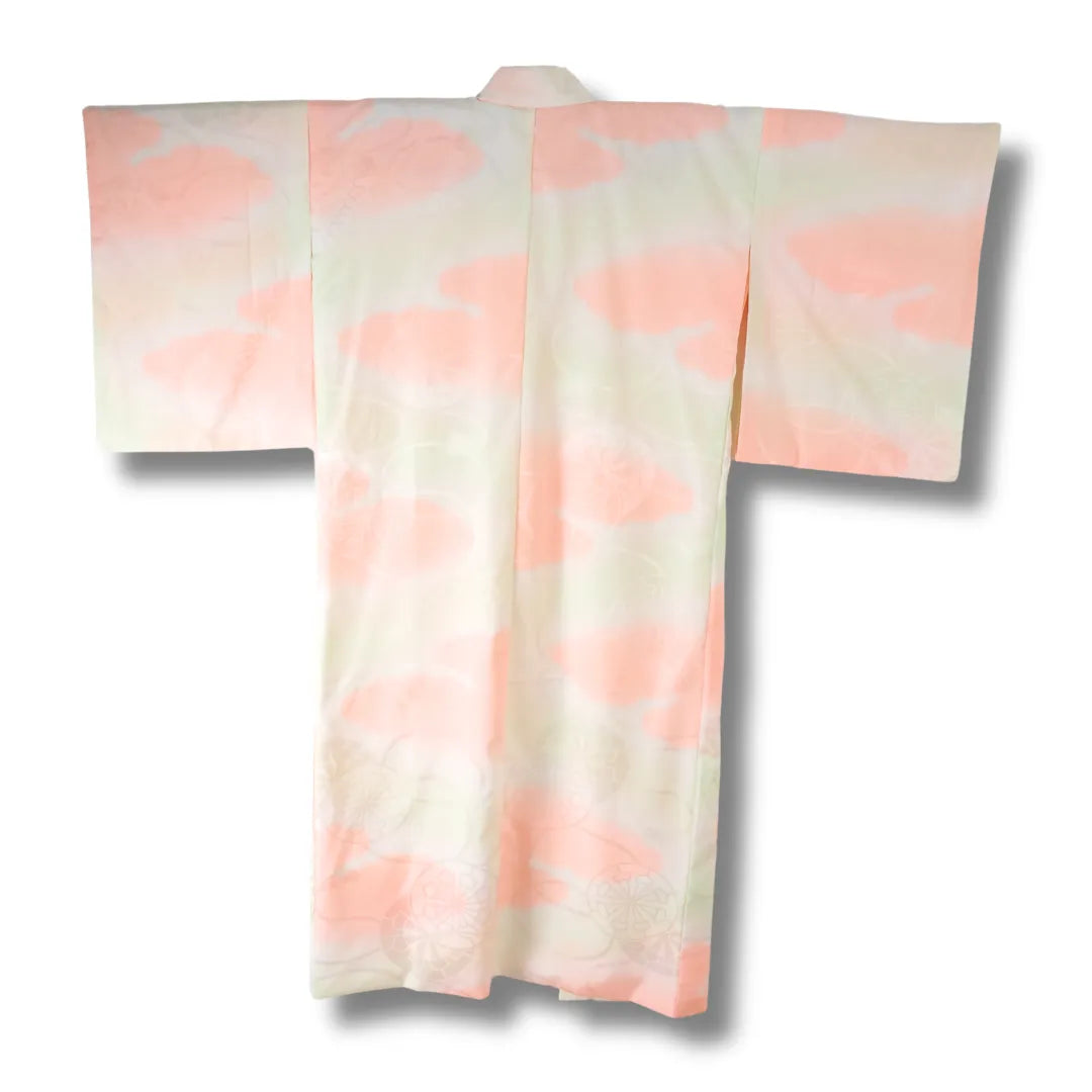 Rückansicht des creme rosa Juban mit Muster