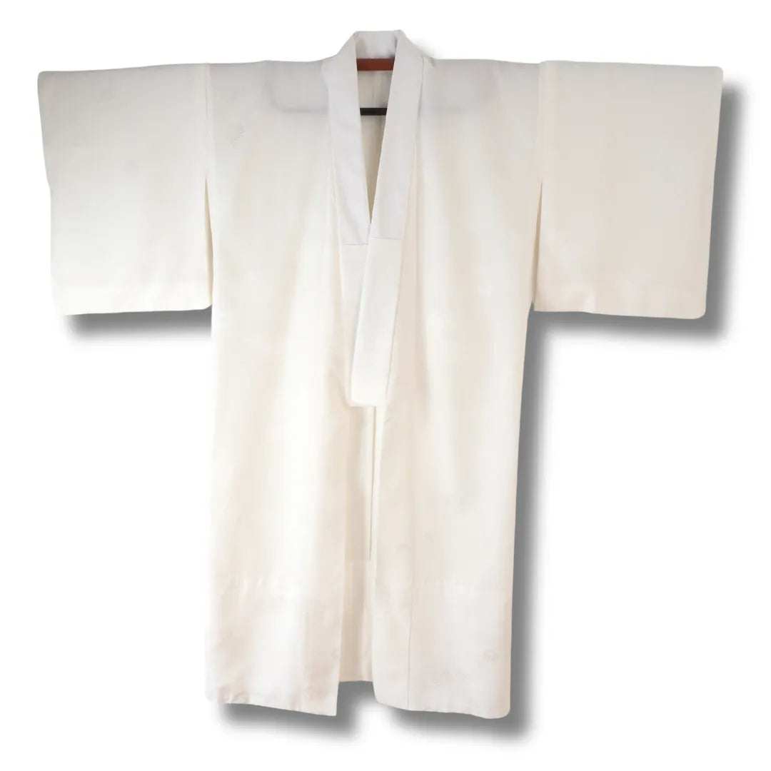 Vintage Damen Juban cremeweiß mit Kiku und Sayagata Vorderansicht