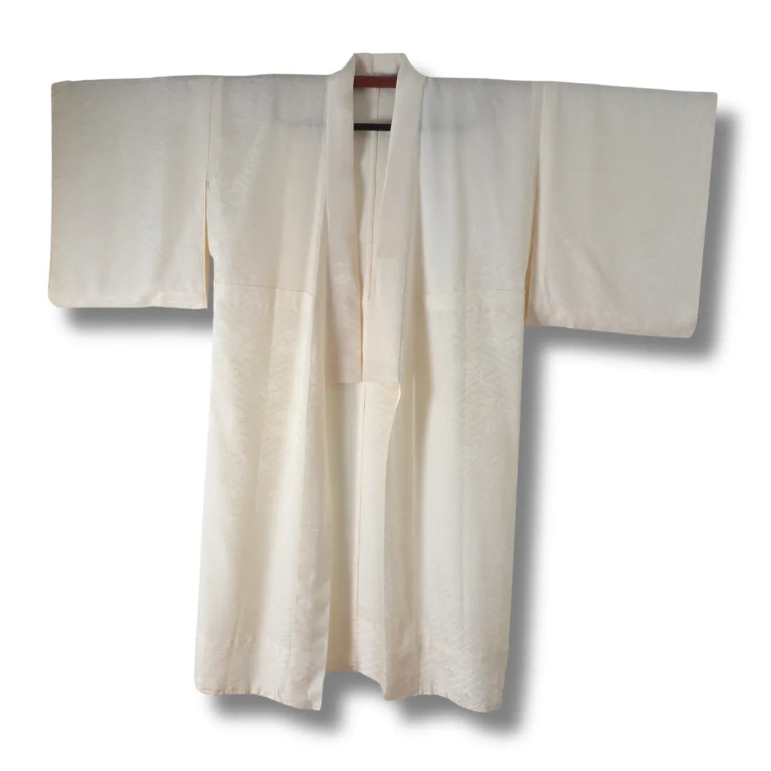 Vintage Juban in Cremeweiß mit Sayagata- und Blumenmuster Vorderansicht