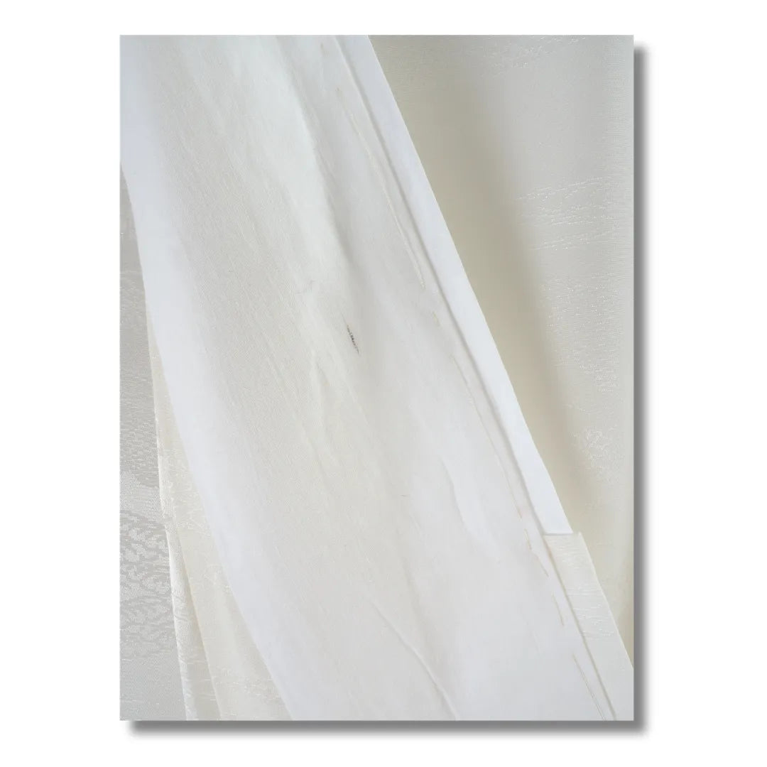 Detailaufnahme des Kragens mit Stoffstruktur und wizigem Fleck
