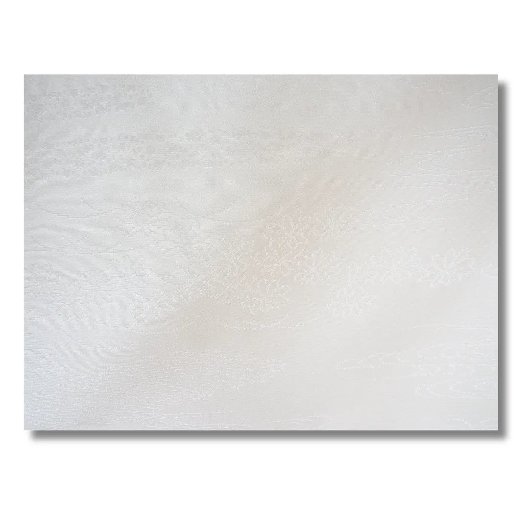 Stoffdetail des cremefarbenen Vintage Juban
