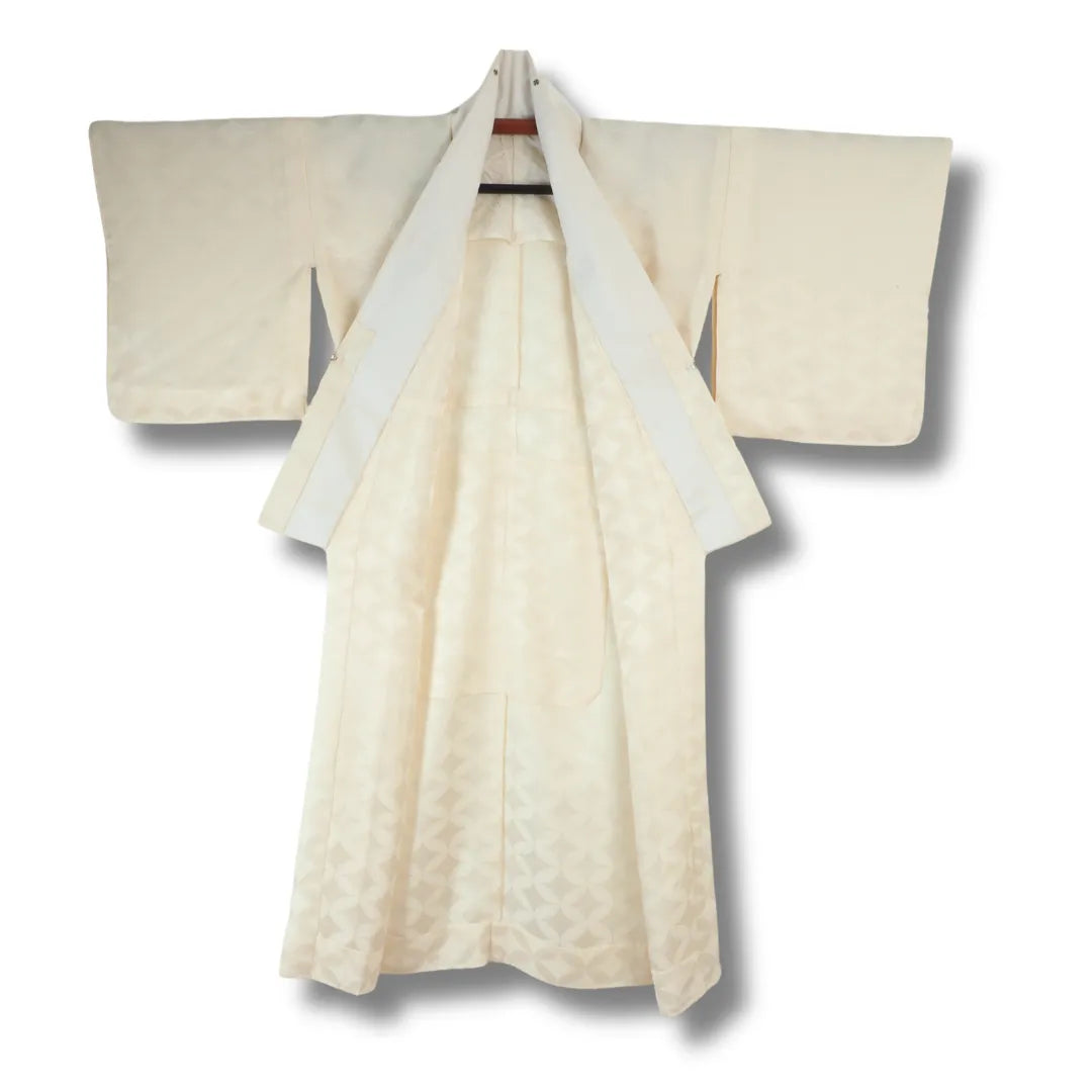 Vorderseite des traditionellen japanischen Juban mit Blumenmuster, geöffnet