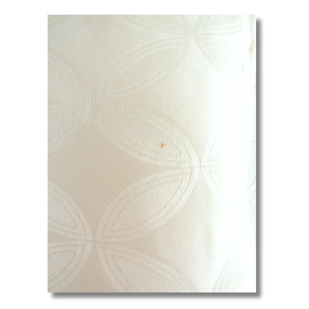 Detailaufnahme des eingewebten Blumenmusters im Stoff