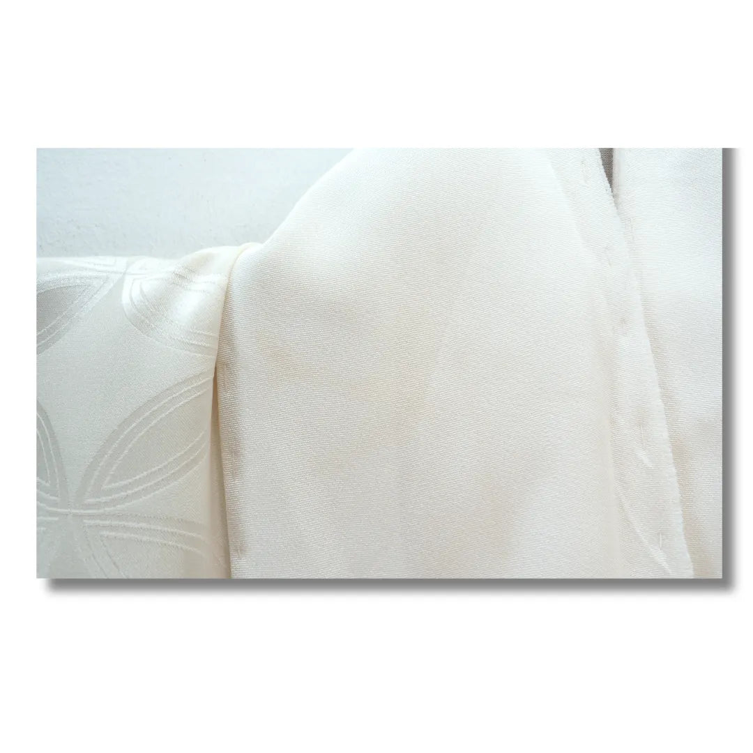Detailaufnahme des cremefarbenen Stoffes des Vintage Juban