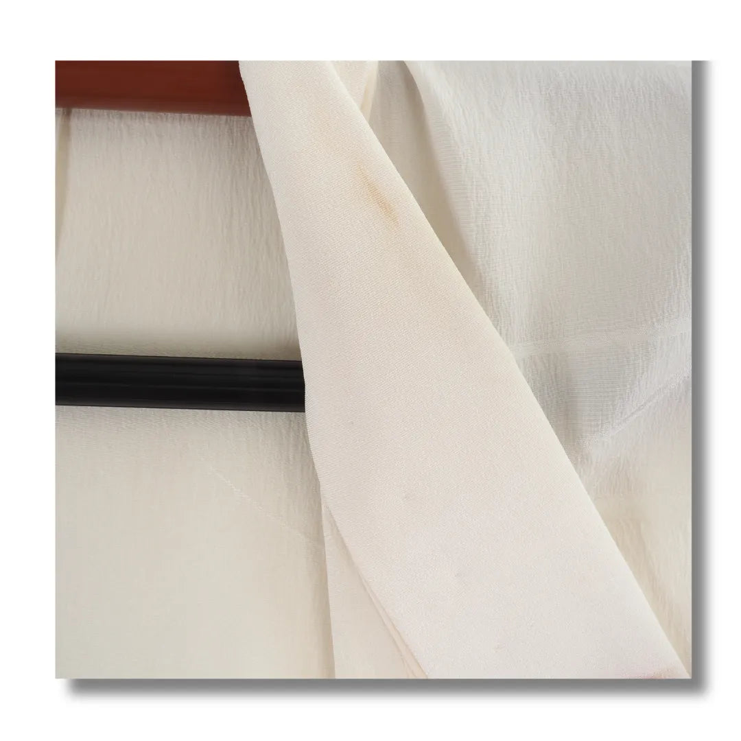 Detailaufnahme des Kragens mit leichten Vintage-Spuren