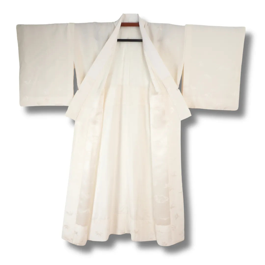 Vorderseite des traditionellen Naga Juban in Creme, geöffnet