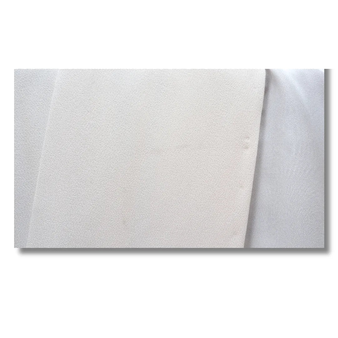 Detailaufnahme des Kragens mit kleinen Flecken