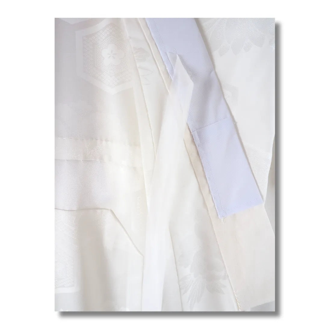 Detailaufnahme des Kragens und weißen Stoffes