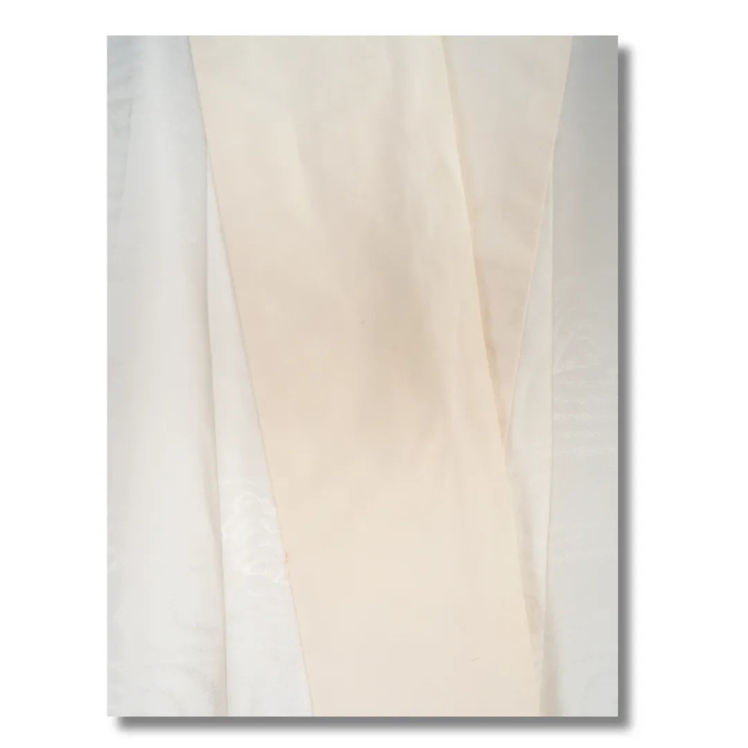 Detailaufnahme des vergilbten Kragens mit Vintage-Spuren