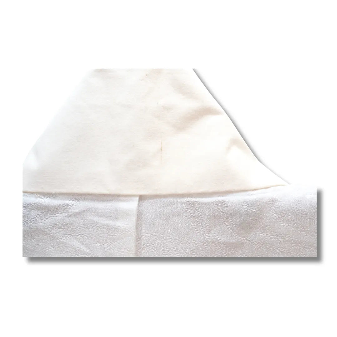 Detailaufnahme des Kragens mit Flecken und Gebrauchsspuren