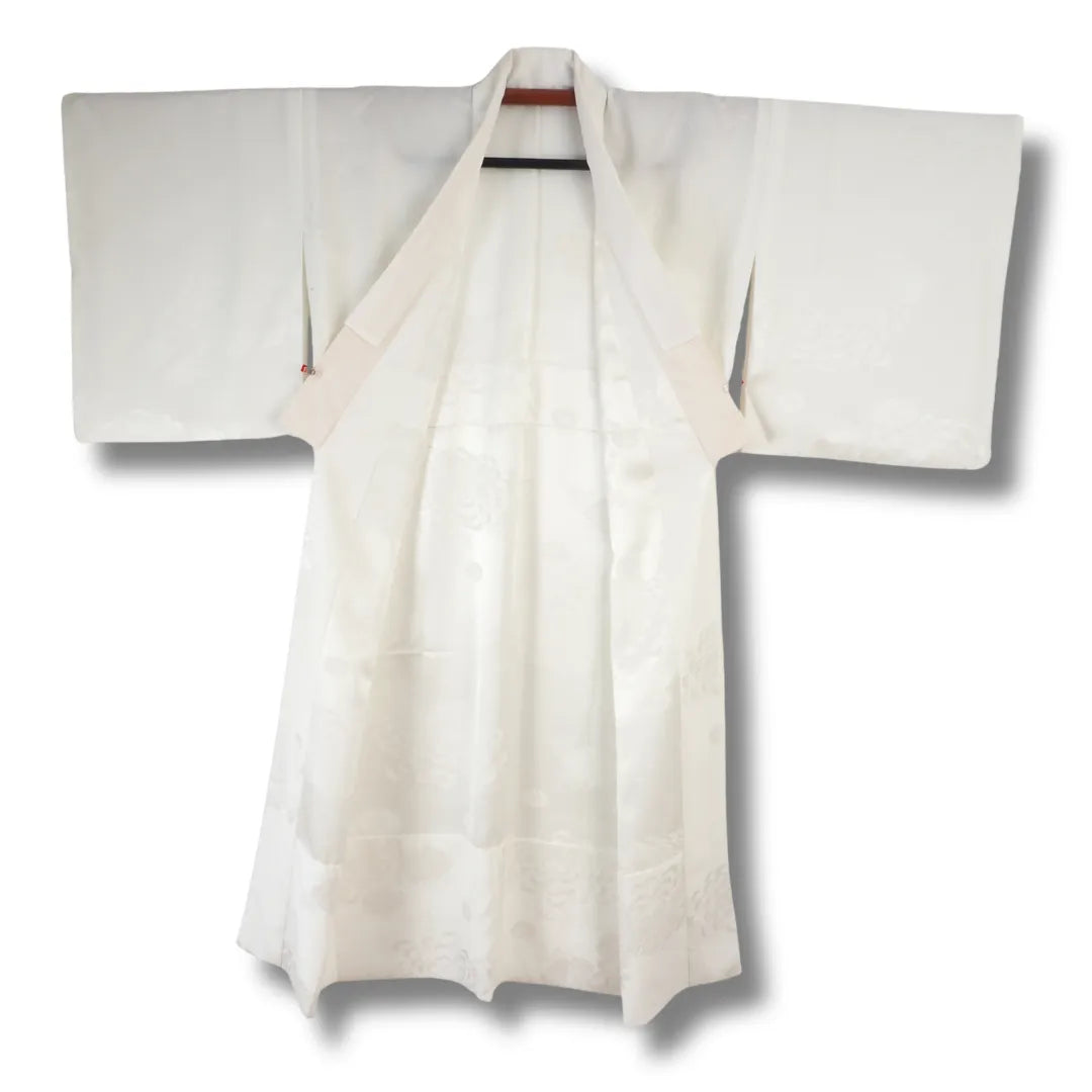 Vorderseite des traditionellen weißen Juban mit Blumenmuster, geöffnet