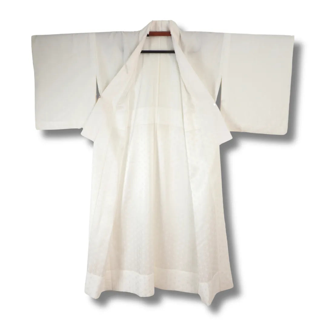 Vorderseite des traditionellen weißen Juban mit Asanoha-Muster, geöffnet