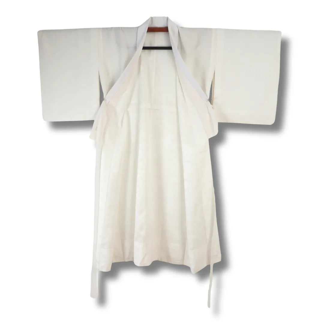 Vorderseite des traditionellen japanischen Juban mit Wolkenmuster