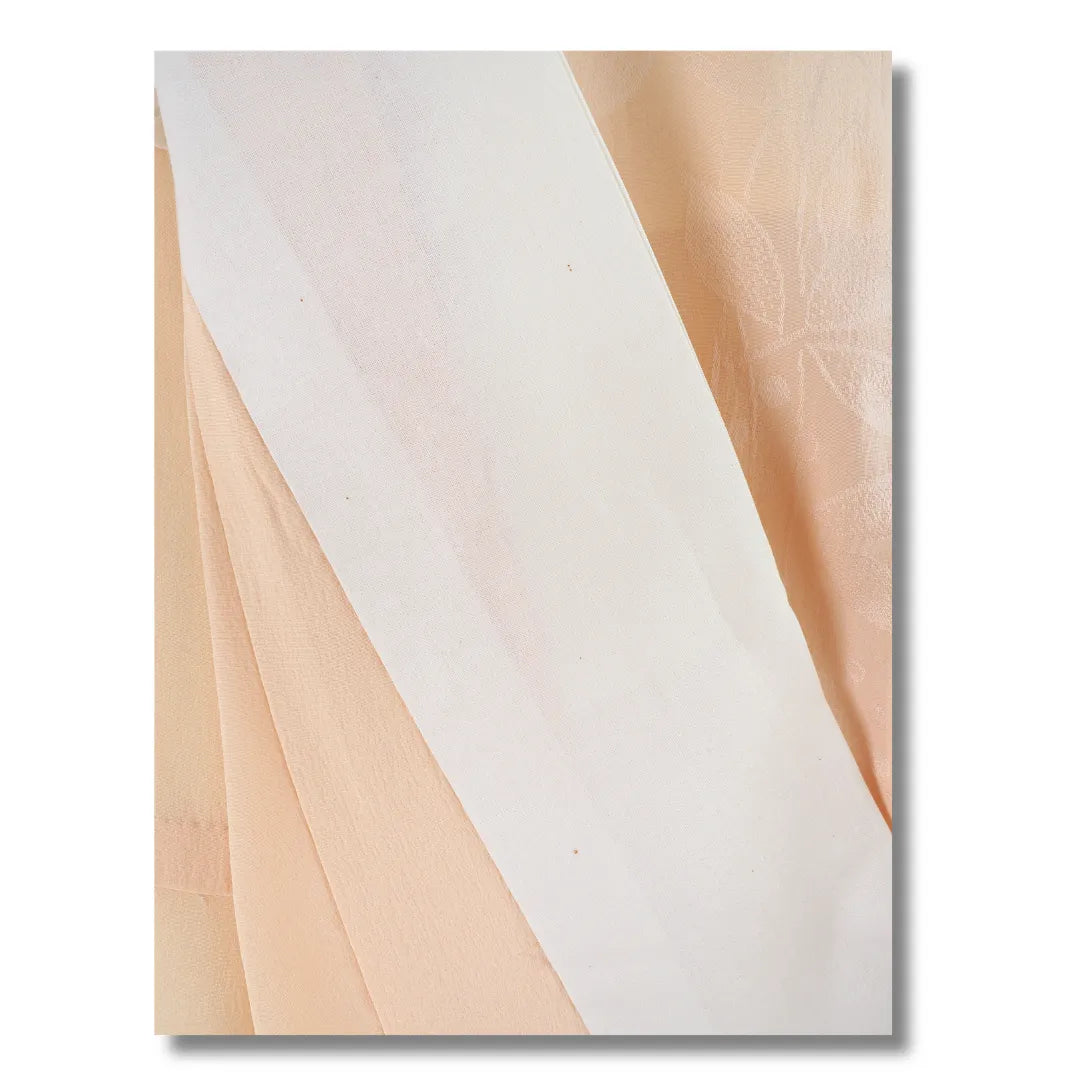 Detailaufnahme Kragen und Stoff des apricotfarbenen Juban