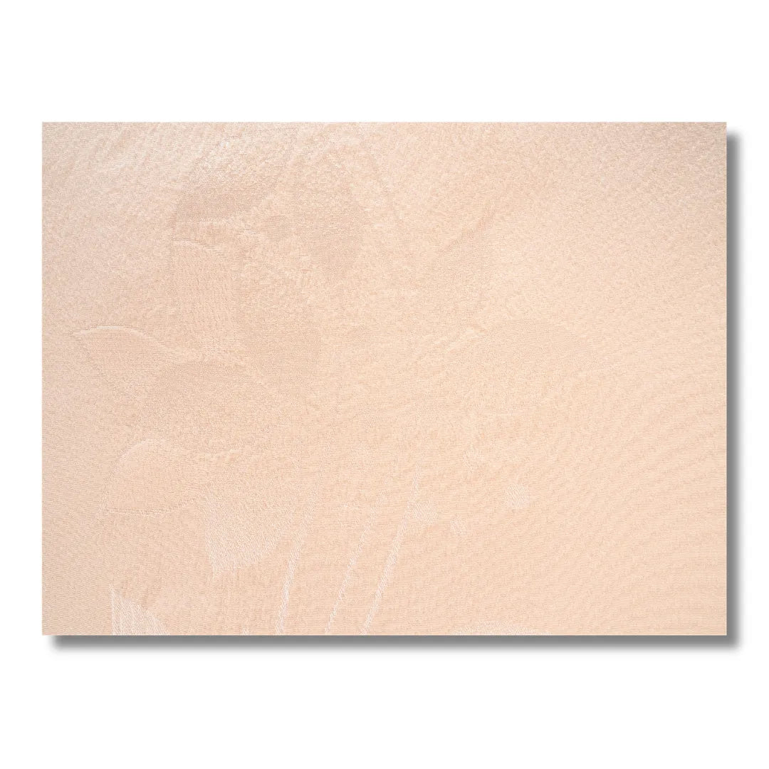 Stoffdetail Blumenmuster auf hell apricotfarbenem Juban
