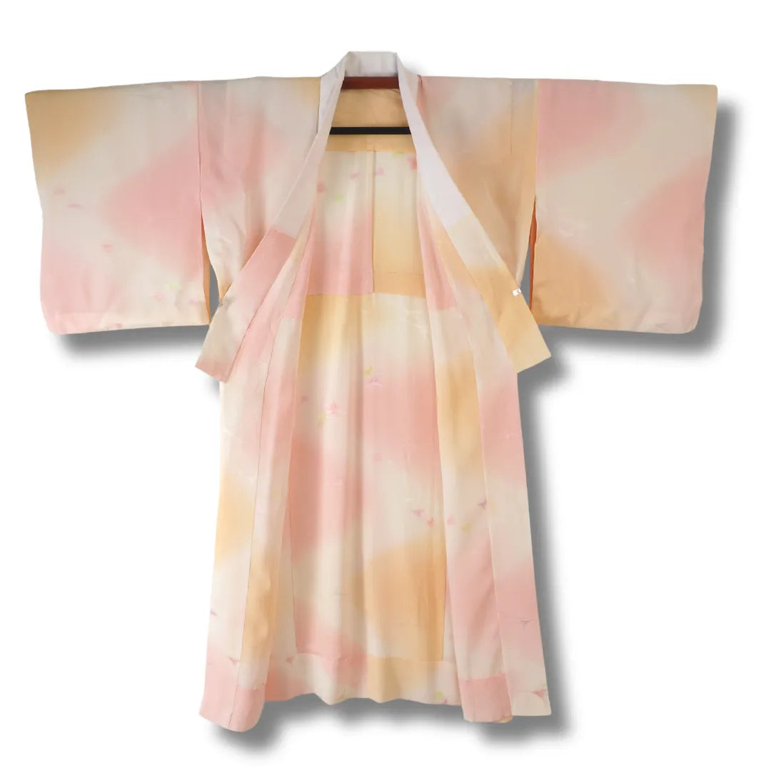 Vorderseite des Nagoya Juban mit rosa-gelbem Farbverlauf, geöffnet