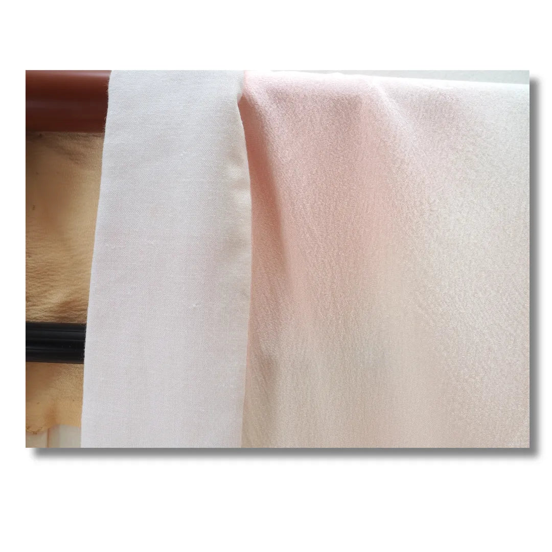 Detailaufnahme des weißen Haneri-Kragens